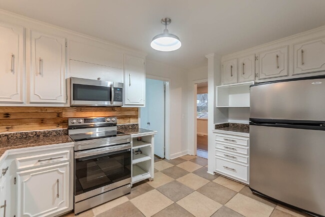 Building Photo - Fantastic 3 (4-ish) Bed Home | Lawn Care Included