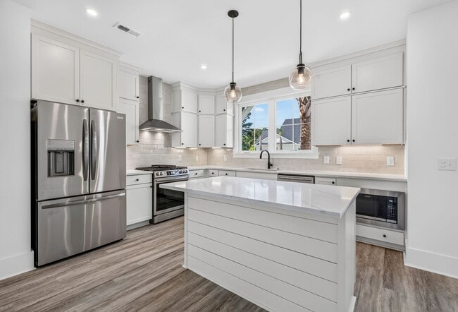 Building Photo - Modern Comfort in the Heart of Johns Island