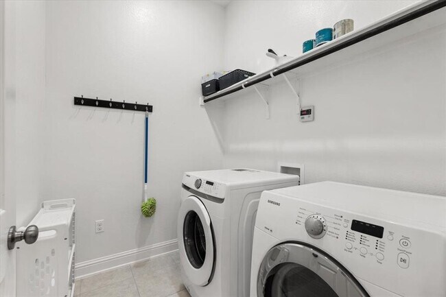 Building Photo - 5112 Globe Mallow Dr