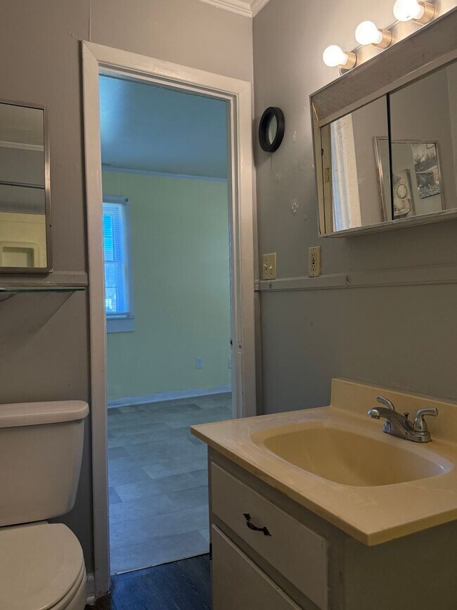Building Photo - AMAZING LOCATION, Ranch Home Downtown Smit...