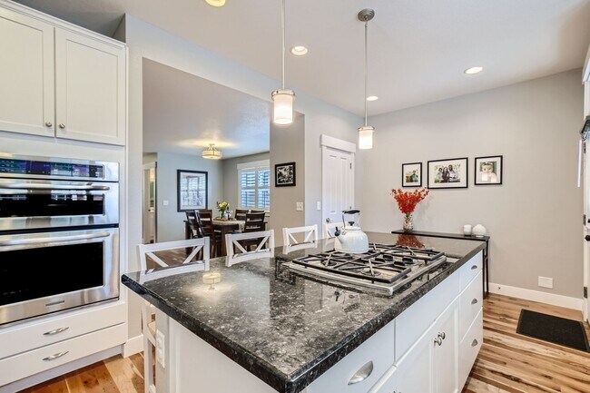 Building Photo - Long Realty & Property Management - Wonderfully Located Townhome in Great Neighborhood