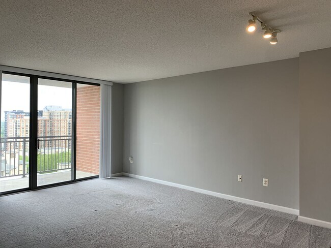 Building Photo - Luxury 2BD/2BA in The Gallery - Across fro...