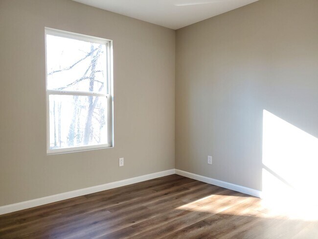 Building Photo - 142 Cane Creek Ln