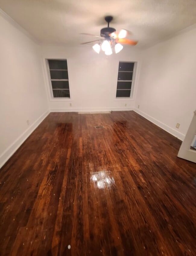 Building Photo - 913 Brookside Dr