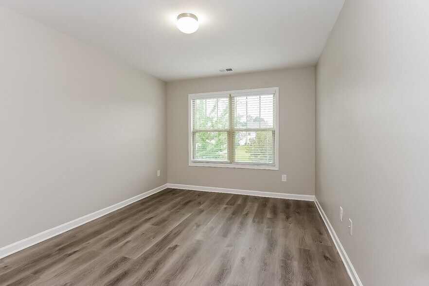 Building Photo - 4038 Lake Manor Way