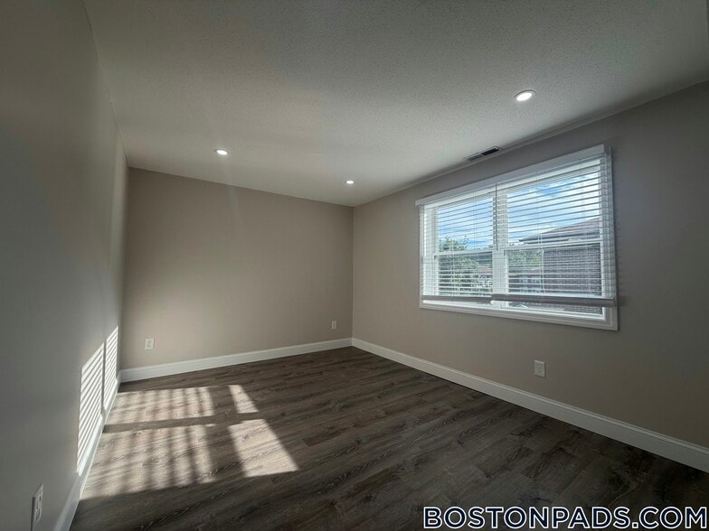 Building Photo - 25 Kenmar Dr