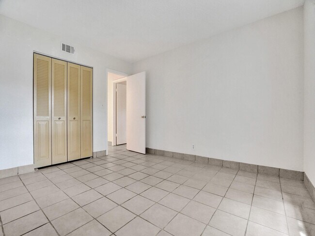 Building Photo - 3115 Oakland Shores Dr