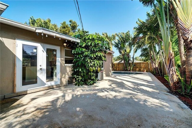 Building Photo - 1598 NE 36th St