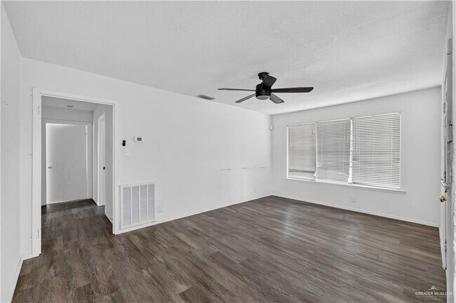 Building Photo - 20 Quince Ave
