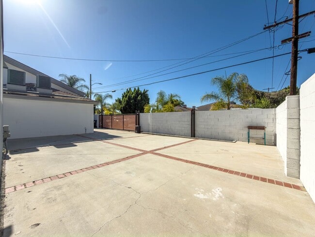 Building Photo - Spacious 3BR ADU w/ Private Patio!