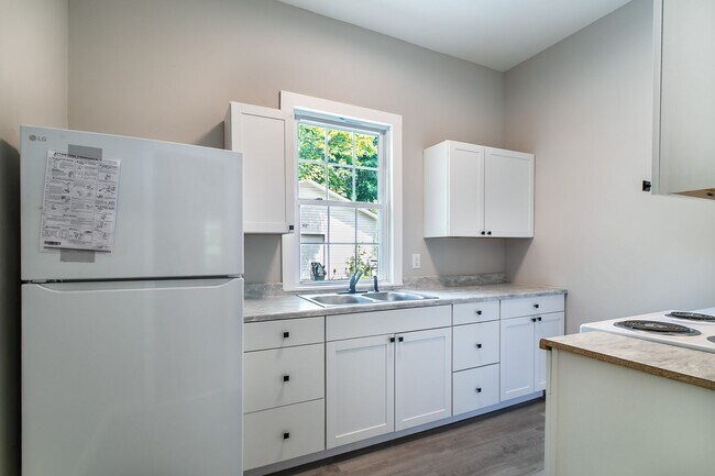 Building Photo - Convenient to Brevard & Hendersonville