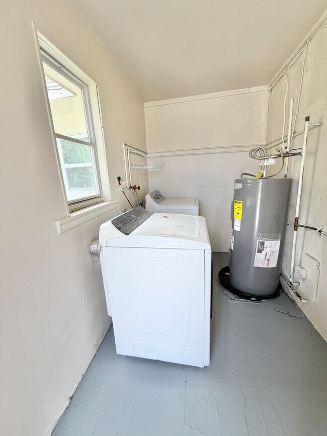 Building Photo - Roppo (561 SWB)