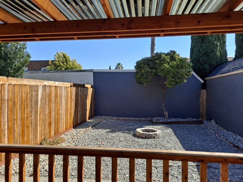 Building Photo - 2464 Beaufort Dr