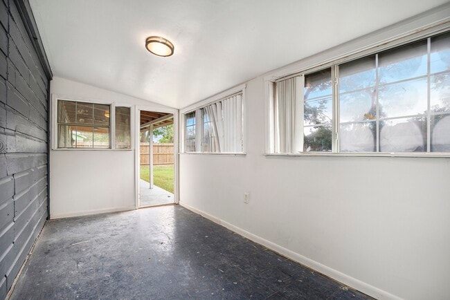 Building Photo - 2222 Pickerton Dr