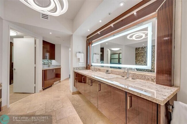 Building Photo - 333 Las Olas Way