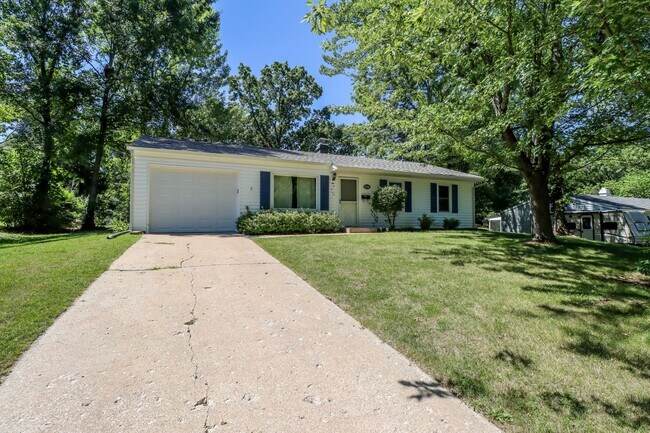 Building Photo - 3 bedroom home located in Russel Blvd School district!