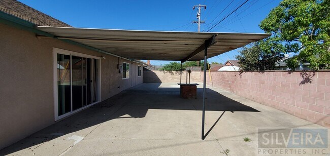 Building Photo - 1642 N Russell Ave