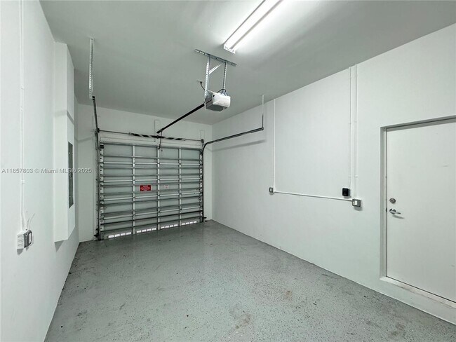 Building Photo - 2933 SW 27th Terrace
