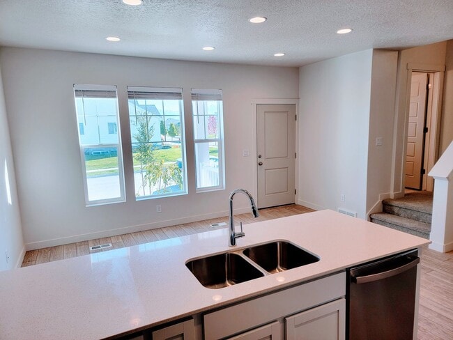Building Photo - Stunning Townhomes!