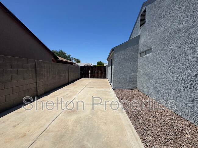 Building Photo - 12537 N 83rd Dr