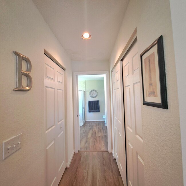 Building Photo - 1747 N Dovetail Dr
