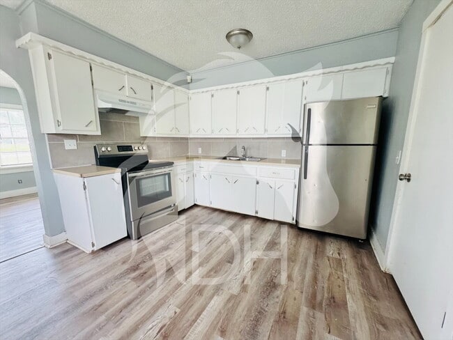 Building Photo - "Charming 2-Bedroom Retreat on Northwest L...