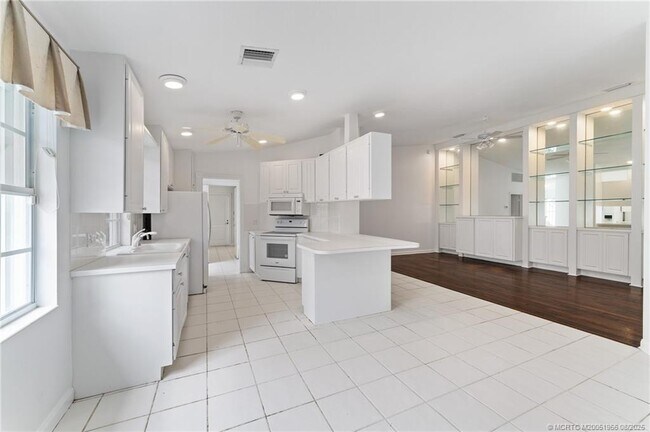 Building Photo - 1607 SW Shady Lake Terrace