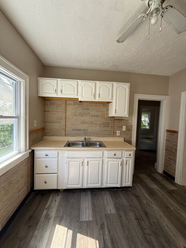 Building Photo - 4bd Single E. 140/kinsman Section 8