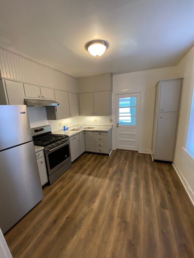 Building Photo - Beautiful Three Bedroom Townhouse in Northwest Lancaster City!