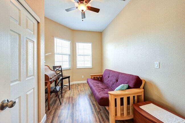 Building Photo - OPEN FLOOR PLAN WITH SIDEYARD PARKING AND ...