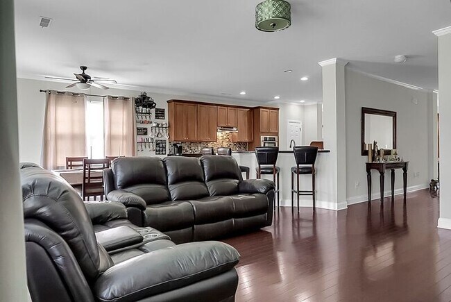 Building Photo - 334 Albrighton Way