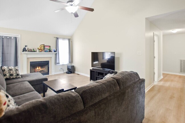 Building Photo - Pet Friendly Three Bedroom with Bonus!