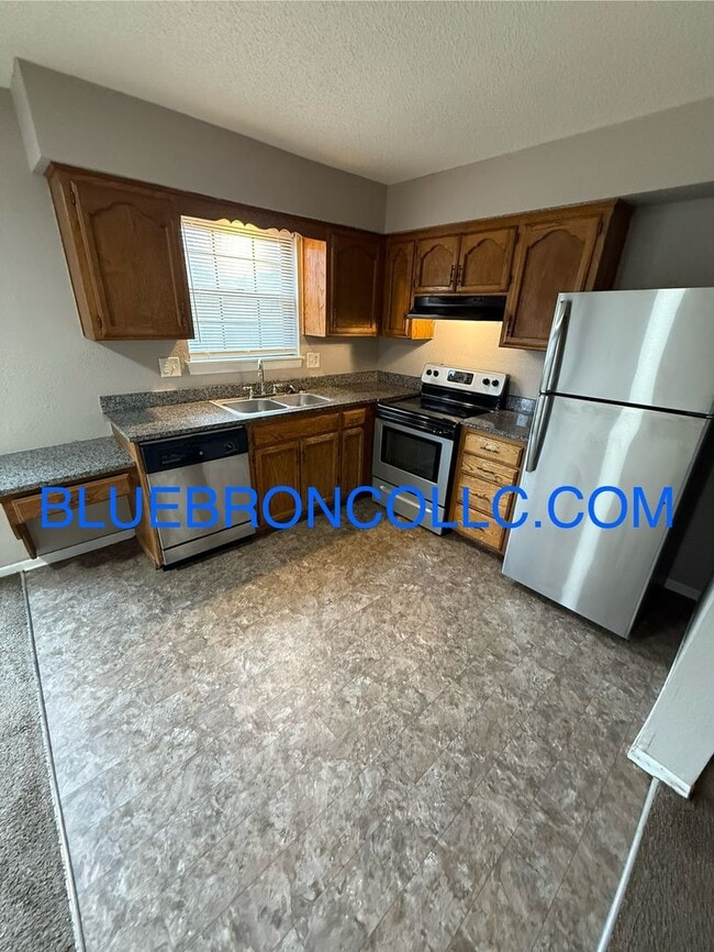 Building Photo - Spacious unit with granite counter tops and stainless steel appliances