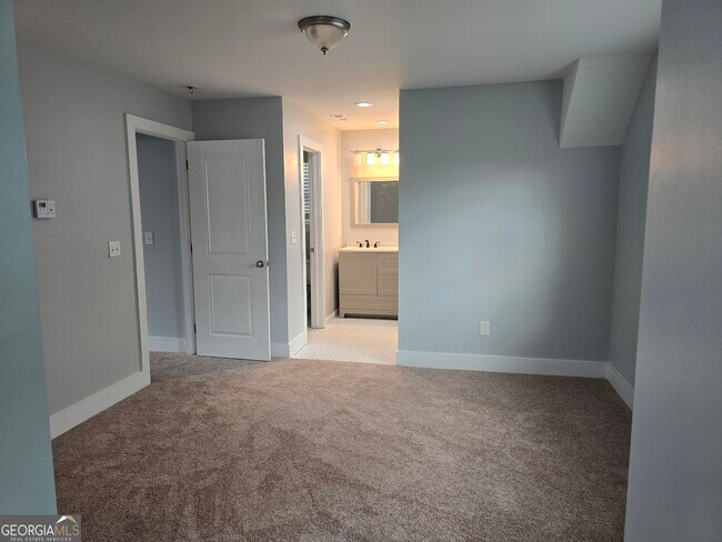 Building Photo - 4075 Fairburn Ave SW