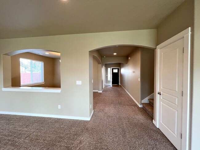 Building Photo - West Richland Home On 0.32 Acres