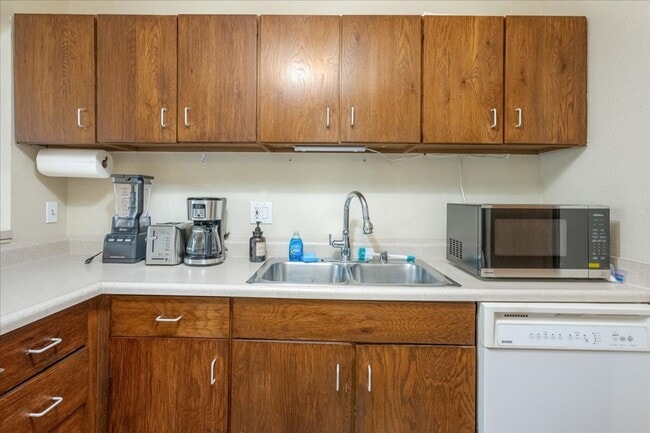 Building Photo - Charming Furnished Condo in Taku/Campbell ...