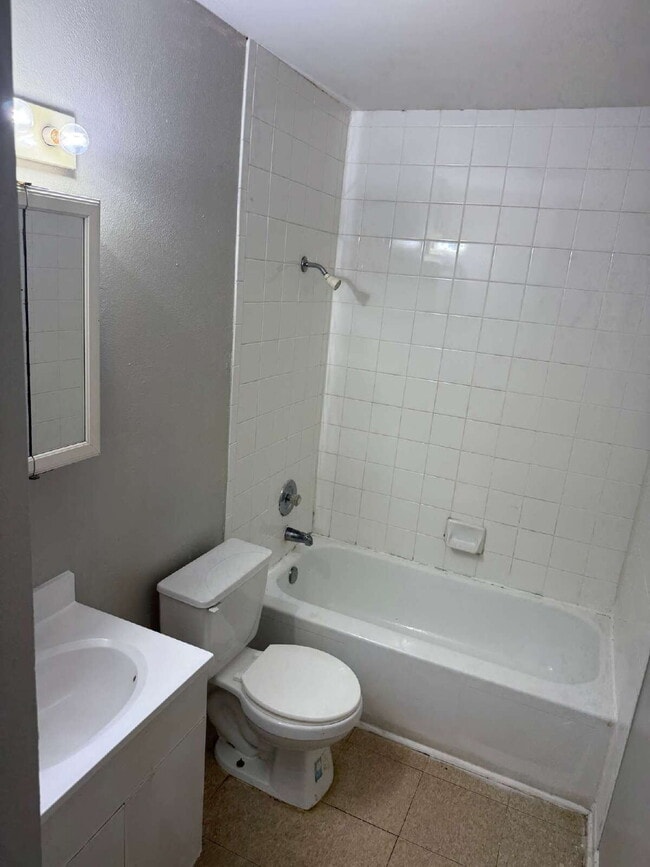 Building Photo - Affordable One Bed/One Bath in a Duplex