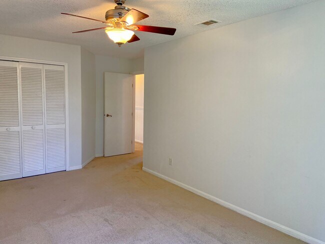 Building Photo - 3015 Crested Cir