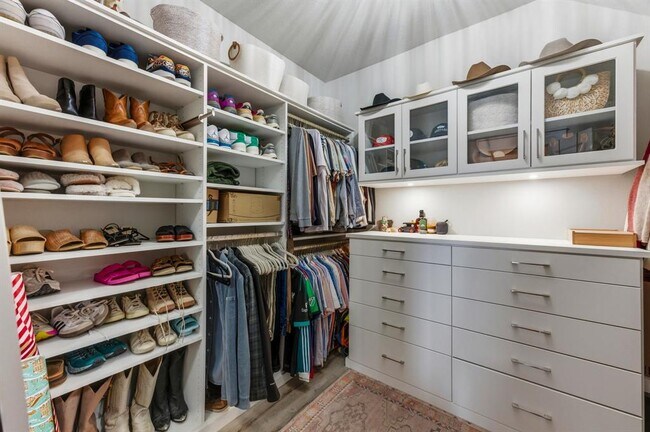 Building Photo - 159 Threshing Rd