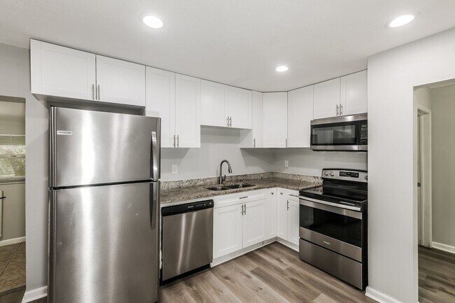 Building Photo - 3 BR/2BA | Newly Renovated Single Family Home | Large Covered Back Patio| In Valrico!