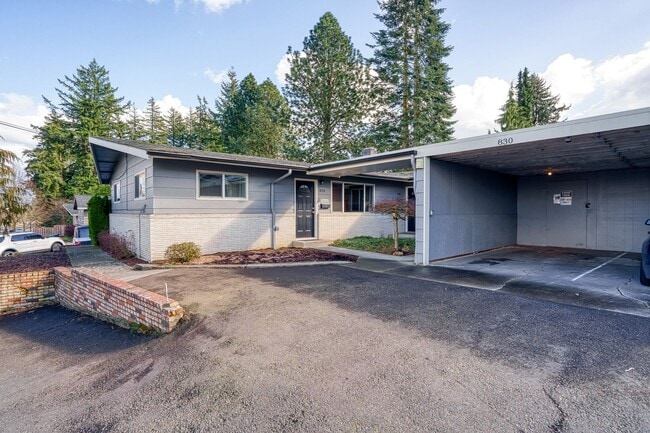 Building Photo - 2 Bedroom 1 Bath Duplex w/ Yard & Parking
