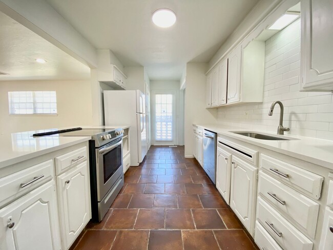 Building Photo - Large 3 Bed 2 Bath off NW 63rd & N. Villa ...