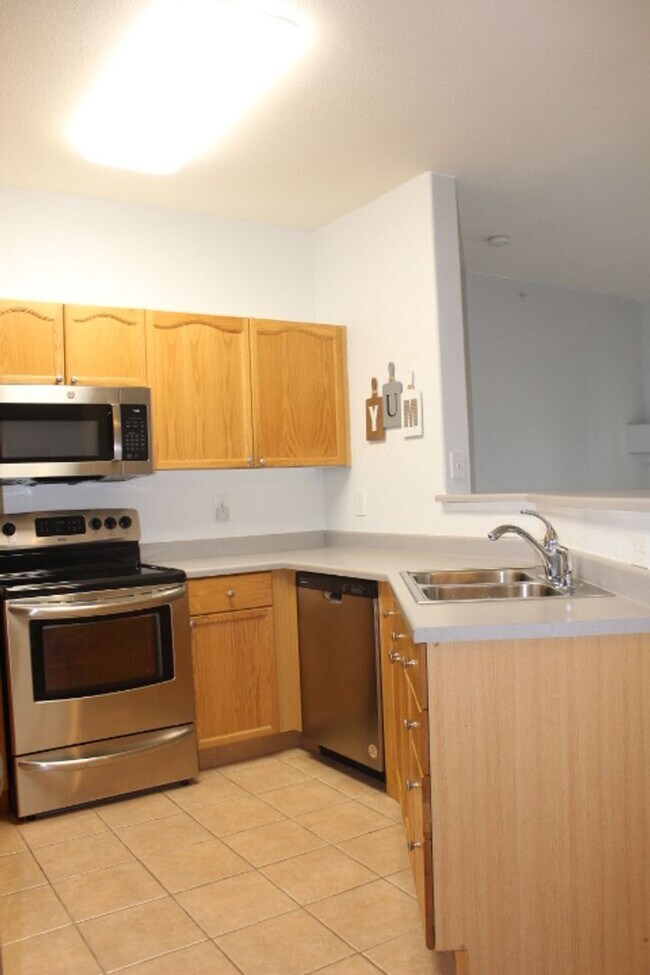Building Photo - Deer Creek - 2nd Floor 2 bedroom/2 Bath Co...