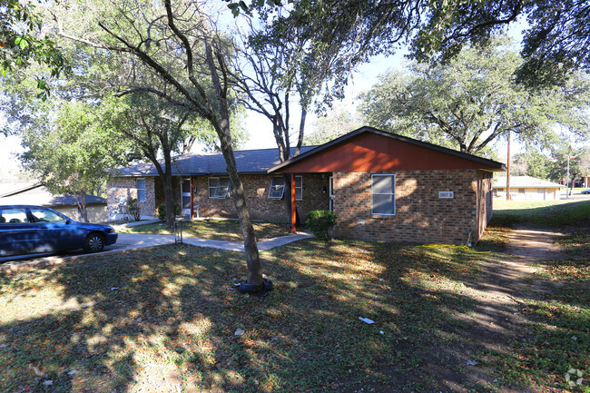 Building Photo - Bouldin Oaks