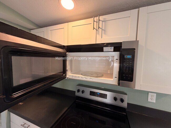 Building Photo - BEAUTIFUL 3/2 AVAILABLE NOW! ASK ABOUT OUR SPECIALS!!!