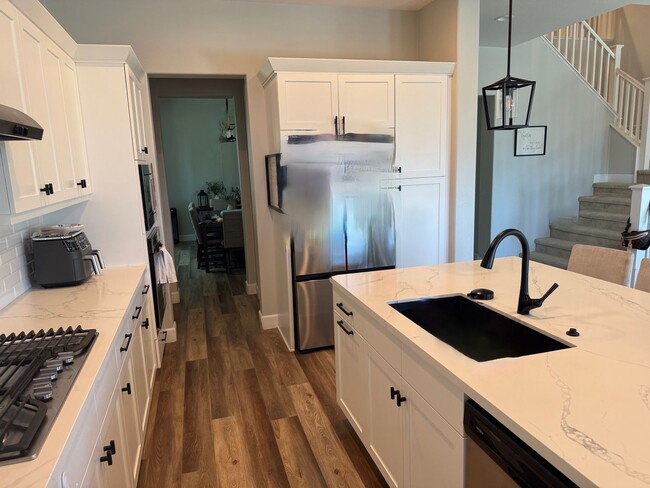Building Photo - Home in Gated Five Knolls Community | 5 Bedrooms