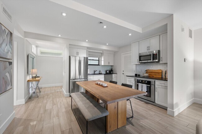 Building Photo - 11818 Pebblewood Dr