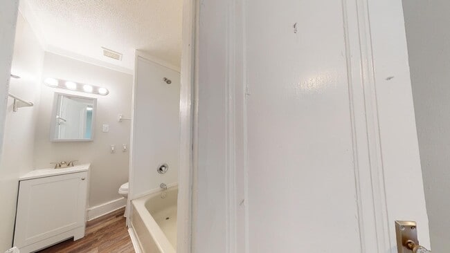 Building Photo - 3052 Sackett Ave