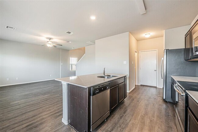 Building Photo - 108 Comet Dr