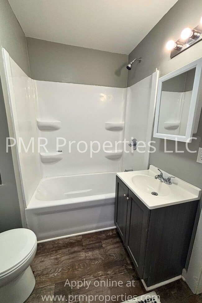 Building Photo - 2 Bedrooms / 1 Bathroom House